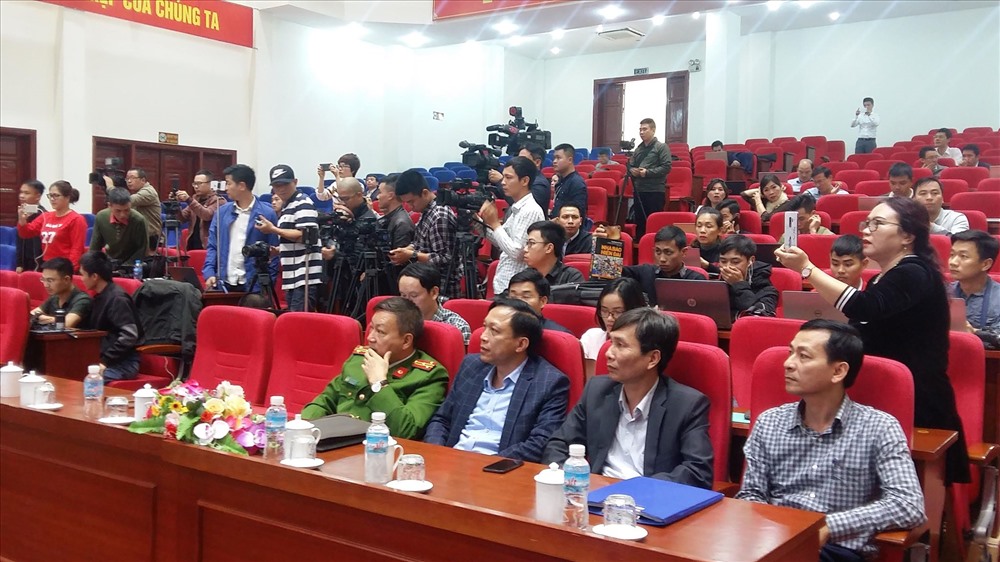 Tuy nhiên, đến 10h40, họp báo vẫn chưa diễn ra do một số đại biểu bận đột xuất. Rất đông phóng viên đã có mặt từ rất sớm và chờ đợi.