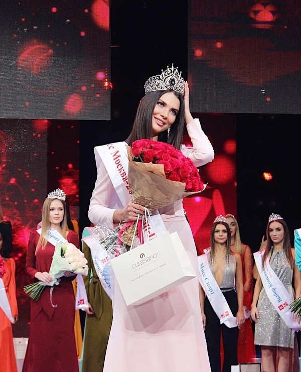 Miss Moscow - Alesia Semerenko lúc đăng quang vào hồi tháng 12 năm ngoái.