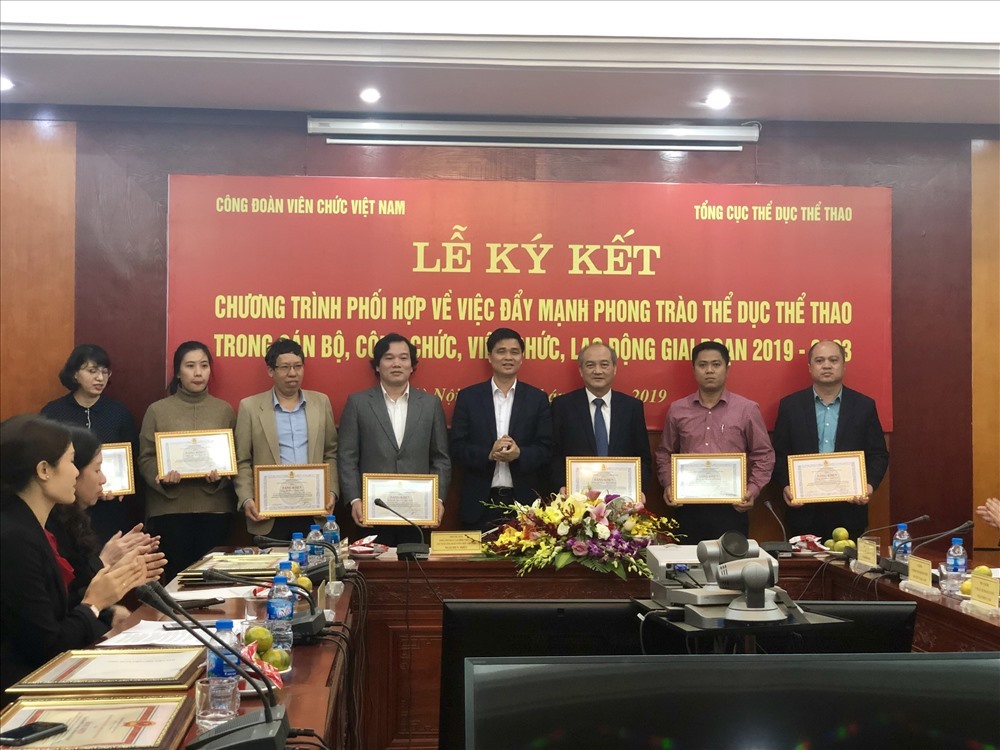 Phó Chủ tịch Tổng LĐLĐVN Ngọ Duy Hiểu trao bằng khen cho các tập thể, cá nhân.