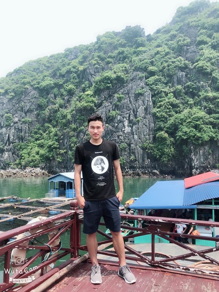 Việt Hưng chọn phong cách thoải mái với quần jeans lửng và áo thun tối màu.