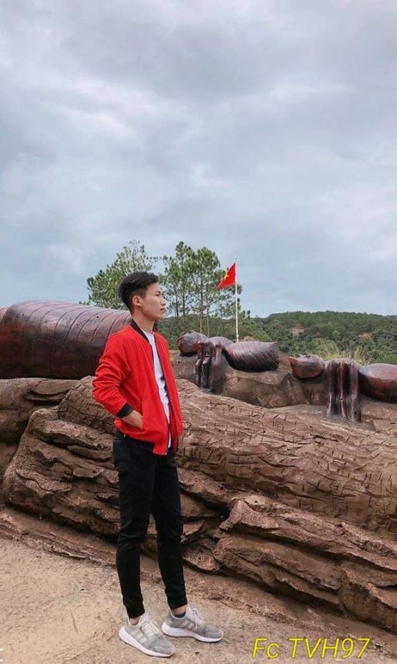 Phong cách vừa năng động vừa trẻ trung của Triệu Việt Hưng.