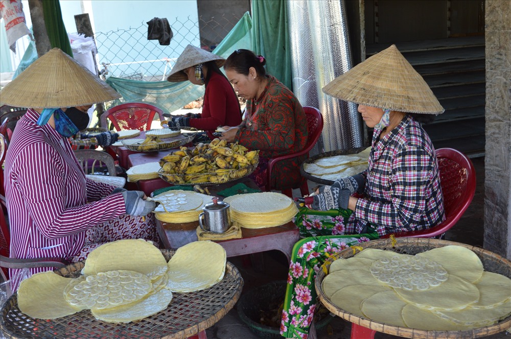 Nhọc nhằn nhưng thú vị nghề làm bánh phồng.