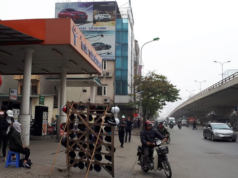 Cây xăng ở Ngã tư Vọng thiếu xăng RON 95