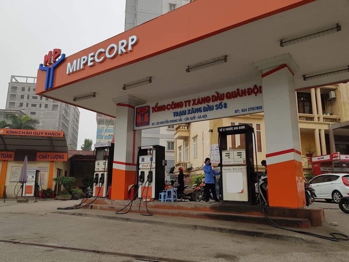Chật vật tìm chỗ đổ xăng ROn 95