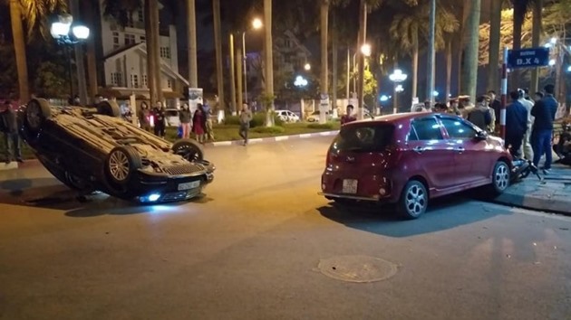 Chiếc xe Mercedes C250m mang BKS: 29C – 282.09 nằm phơi bụng. Ảnh: baovephapluat.vn.
