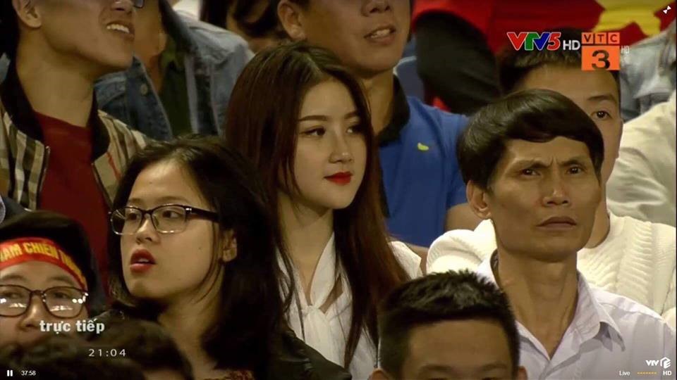 Như thường lệ, các bóng hồng xinh đẹp luôn thu hút được sự chú ý bên cạnh màn thi đấu xuất sắc của các chàng trai Việt Nam. Ảnh: Sport 5.