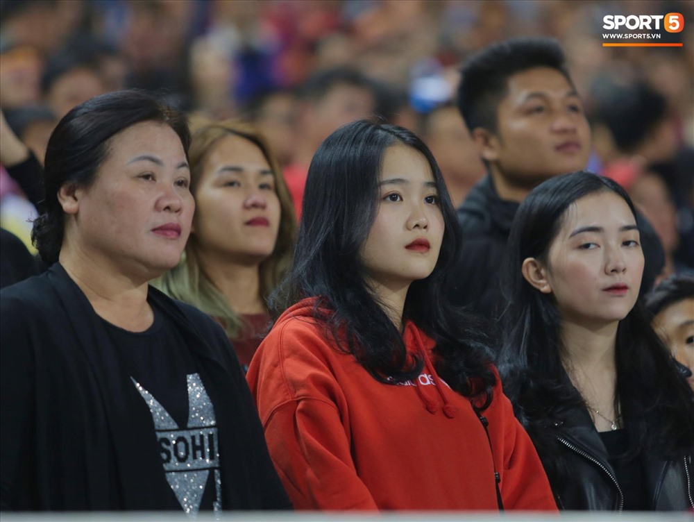 “Bạn gái tin đồn” của Đoàn Văn Hậu cũng có mặt trên khán đài. Ảnh: Sport 5.