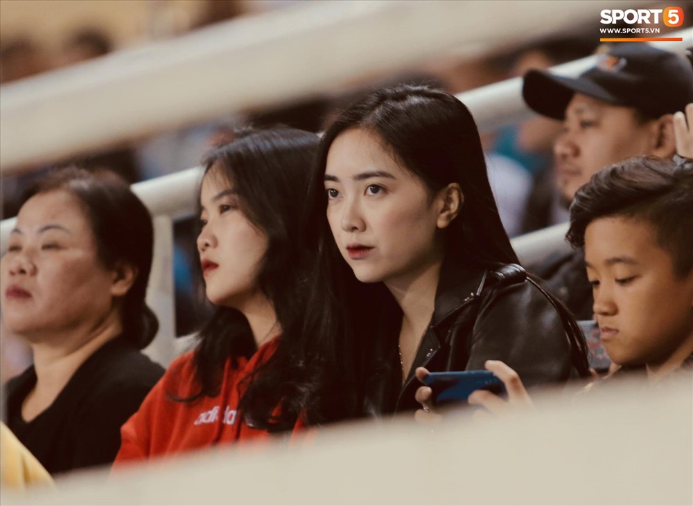 Bạn gái Hà Đức Chinh - người hùng trận đấu với U23 Thái Lan, cũng có mặt để cổ vũ người yêu. Ảnh: Sport 5.