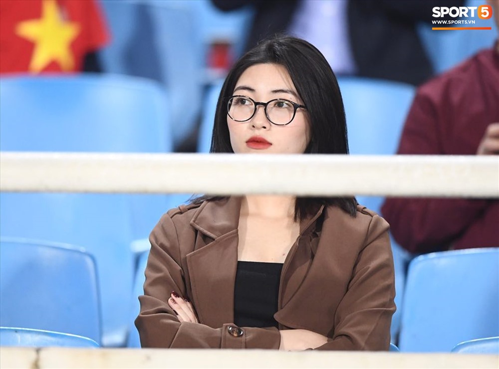 Sự góp mặt của các bóng hồng giúp khán đài trở nên náo nhiệt. Ảnh: Sport 5.
