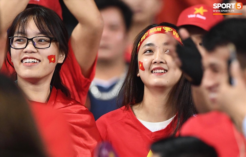 Sự góp mặt của các bóng hồng giúp khán đài trở nên náo nhiệt. Ảnh: Sport 5.