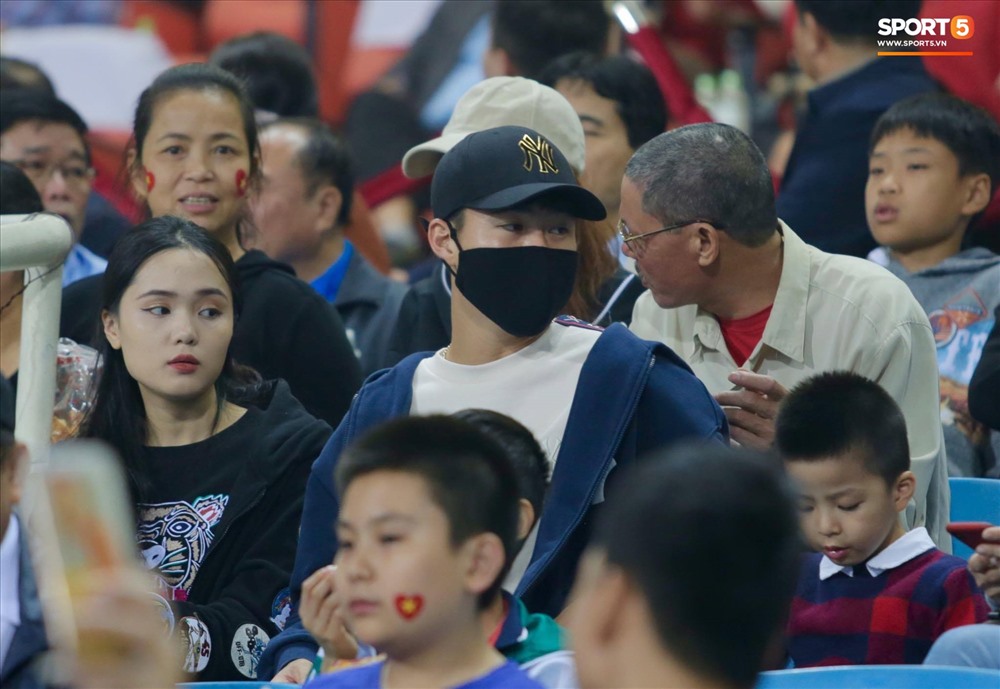 Duy Mạnh và bạn gái Quỳnh Anh cũng tới để tiếp lửa cho các đồng đội thi đấu. Ảnh: Sport 5.