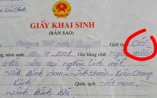 Giấy khai sinh của nữ sinh bị ghi sai ở phần giới tính. Ảnh: Hoàng Hạnh.