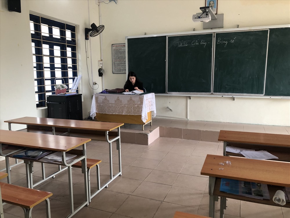 Các lớp học bỏ trống do hàng trăm học sinh phản đối việc chuyển từ trường công sang trường tư. Ảnh: N.H