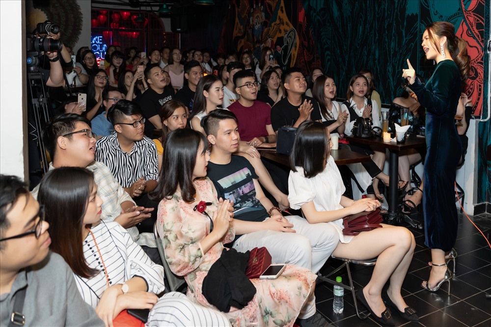 Cô hạnh phúc khi khán giả đến nghe và ủng hộ nhiệt tình trong suốt hơn 3 tiếng đồng hồ.