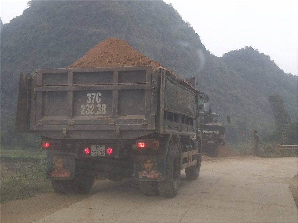 Những chiếc xe này chở vượt thùng, không che phủ bạt đúng luật