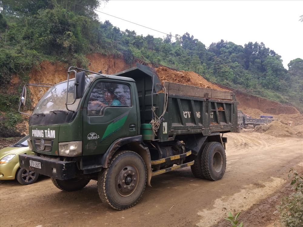 Hàng chục xe trọng tải lớn nối đuôi nha