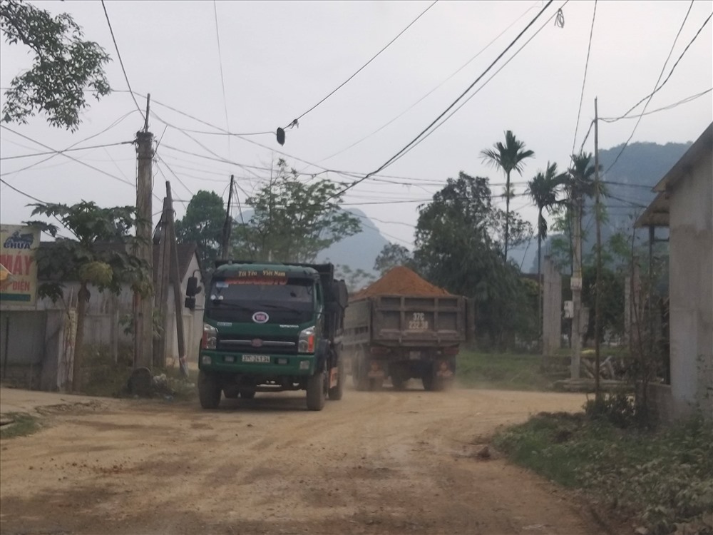 Hàng chục xe trọng tải lớn nối đuôi nha