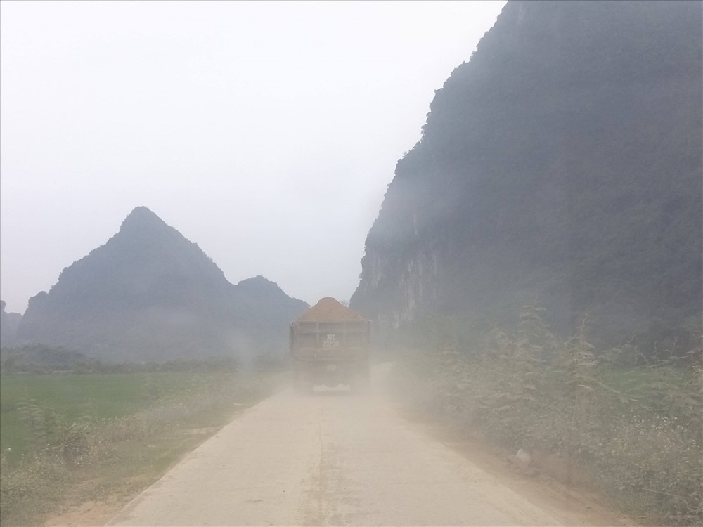 Bụi bay mù mịt ảnh hưởng đến đời sống dân sinh và mất an toàn giao thông