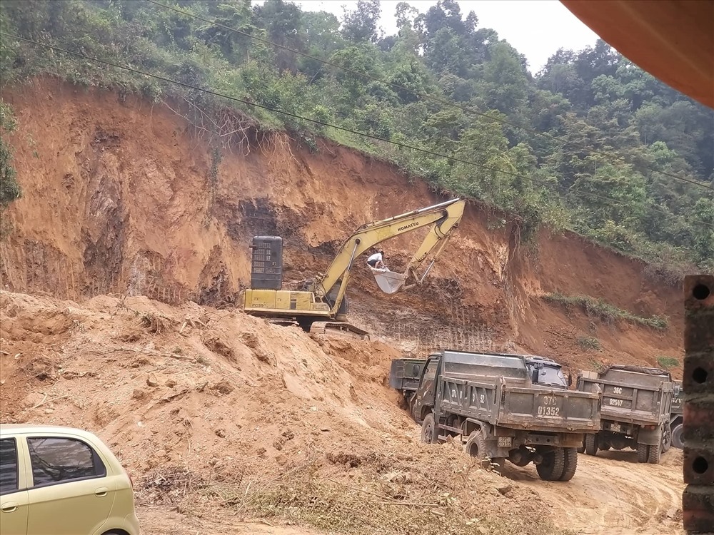 Máy xúc đang đào hết công suất