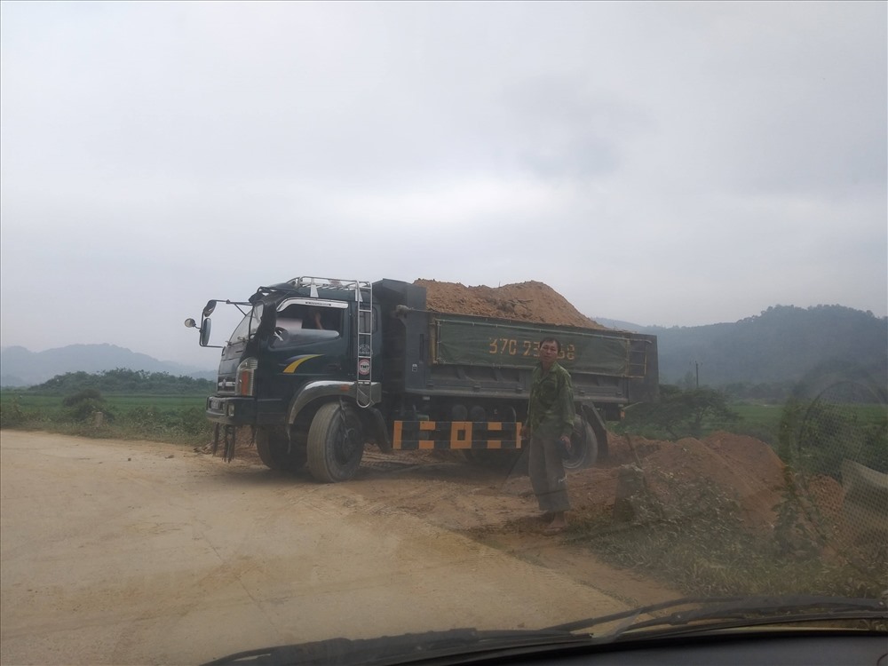 Những chiếc xe này chở vượt thùng, không che phủ bạt đúng luật