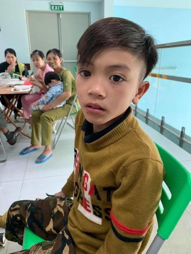 Cậu bé 13 tuổi khiến nhiều người khâm phục bởi nghị lực “không tuổi“.