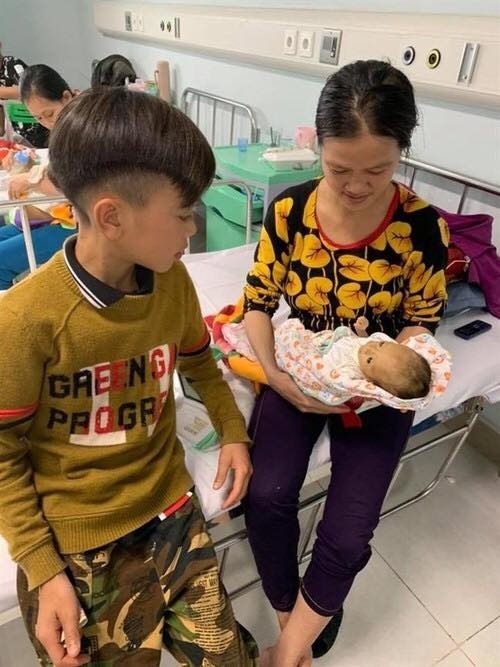 Sáng 26.3, Chiến có mặt tại Bệnh viện Nhi Trung ương thăm em.