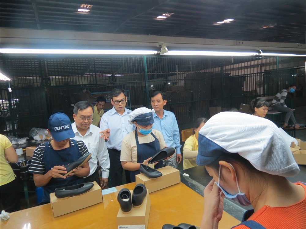 Cán bộ Công đoàn các KCX - CN TPHCM thăm hỏi, động viên CN Cty Trường Lợi