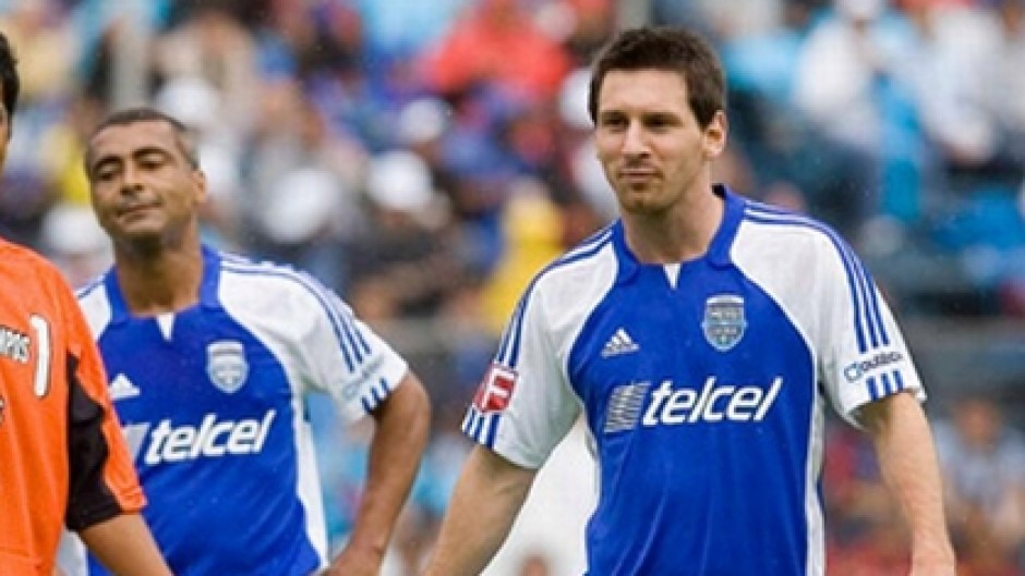 Messi và Romario trong một trận đấu giao hữu. Ảnh Weloba
