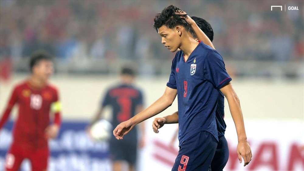 Chân sút 20 tuổi nhận thẻ đỏ sau pha chơi xấu với Đình Trọng. Ảnh Goal