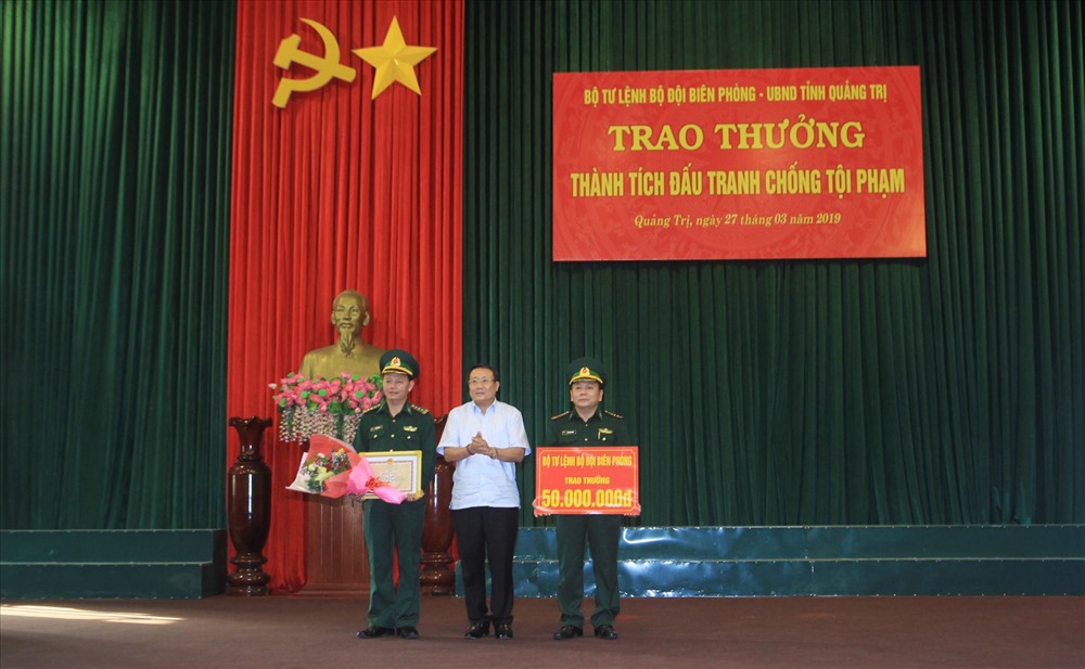 Thừa ủy quyền của Bộ Tư lệnh BĐBP, ông Hà Sỹ Đồng - Phó Chủ tịch UBND tỉnh Quảng Trị trao bằng khen và thưởng nóng 50 triệu đồng cho BĐBP Quảng Trị. Ảnh: TN.