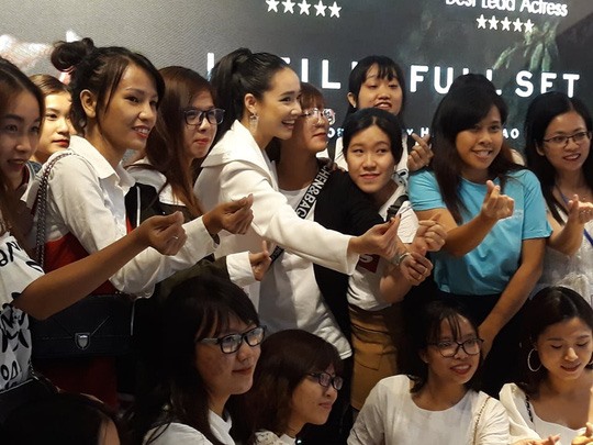 Nhiều người hâm mộ đến chung vui cùng Nhã Phương.