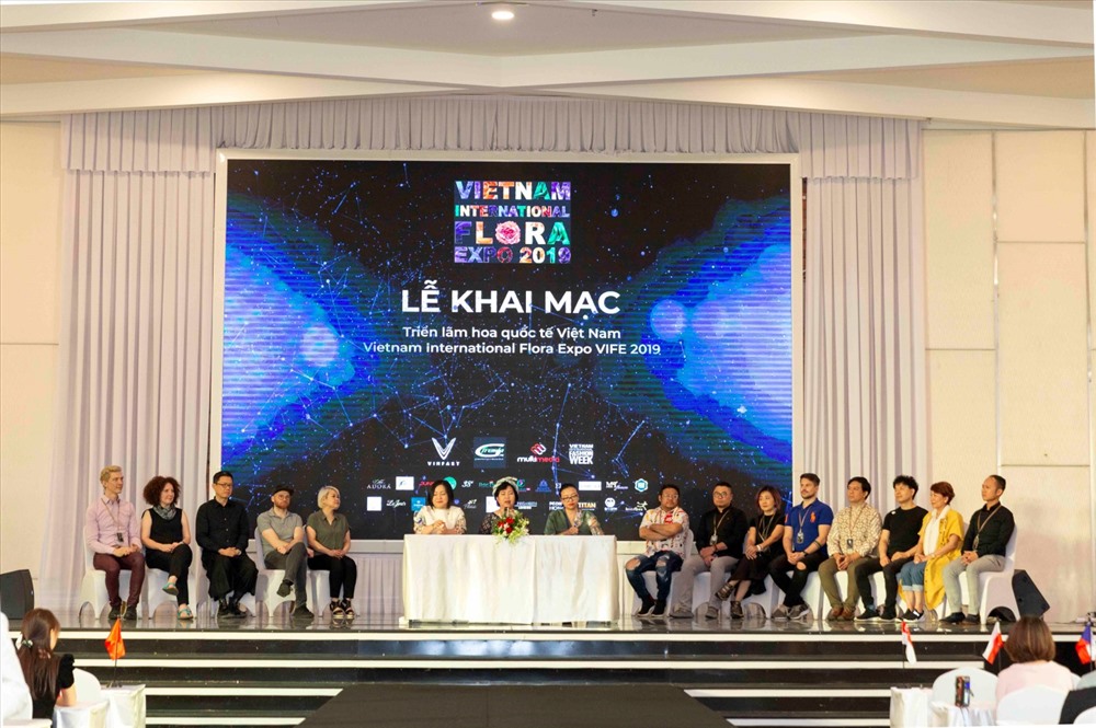 Ban tổ chức và các nhà thiết kế tham gia VIFE 2019 trả lời câu hỏi của báo chí