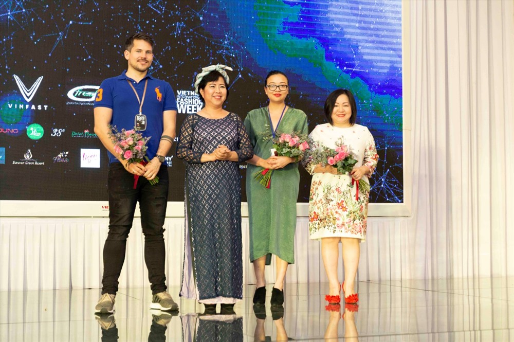 Đại diện nhà thiết kế, đơn vị hợp tác, nhà tài trợ lên sân khấu nhận hoa của ban tổ chức