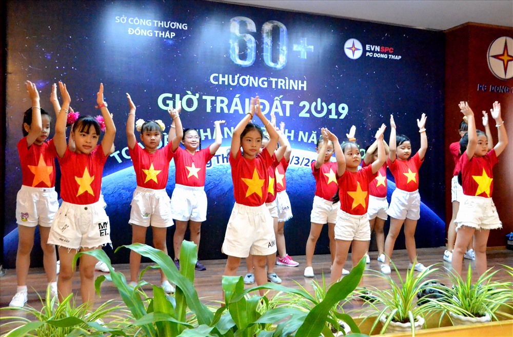 Tiết mục biểu diễn văn nghệ hưởng ứng Giờ trái đất của thiếu nhi. Ảnh: Lục Tùng