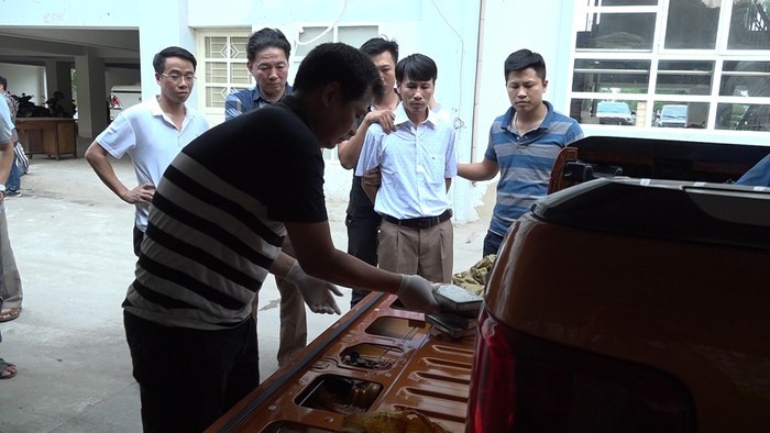 Công an thu được 329 bánh heroin được cất giấu tinh vi trên xe bán tải Ford Ranger mang BKS 37C-290.09. Đây là chiến công phá án ma túy lớn nhất từ trước đến nay của lực lượng phòng chống ma túy Công an tỉnh Lào Cai.