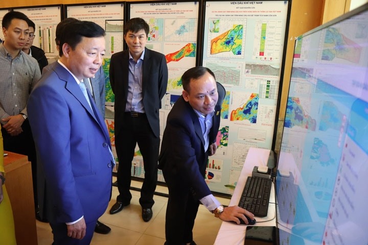 Bộ trưởng Bộ Tài nguyên và Môi trường Trần Hồng Hà và các đại biểu tham dự Hội nghị nghe giới thiệu về hệ thống thông tin nhạy cảm môi trường ESIS do Viện Dầu khí Việt Nam nghiên cứu, xây dựng