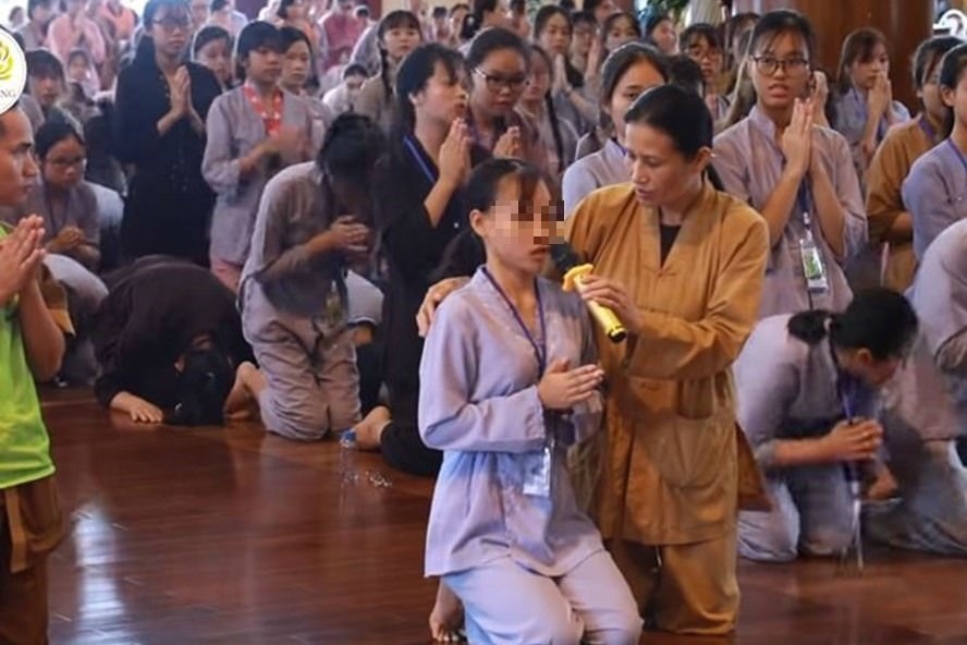 Một hoạt động cúng “oan gia trái chủ” tại chùa Ba Vàng.