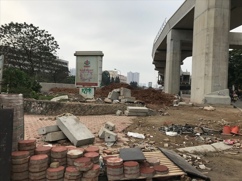 Theo ghi nhận, thời điểm hiện tại, phía bên dưới công trình hiện vẫn còn bừa phứa, ngổn ngang.