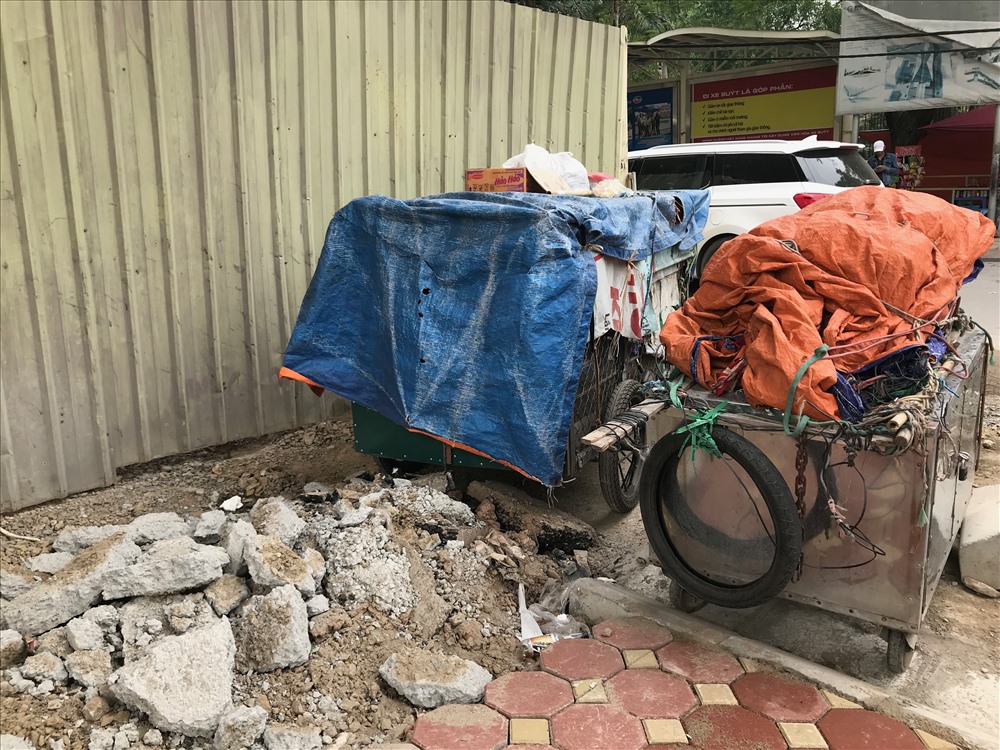 Xe chứa dây điện, vật liệu xây dựng bị xếp ngay dưới lòng đường, ảnh hưởng đến người tham gia giao thông.