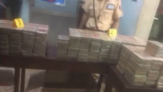 895 bánh heroin mà Công an TPHCM thu giữ tại ngã tư An Sương tối 27.3