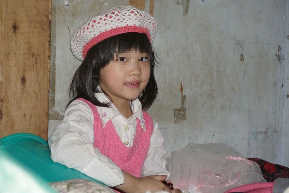 Em bé sở hữu khuôn mặt xinh xắn, đôi mắt trong veo và có khả năng phối đồ cực chất.