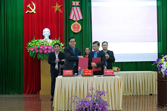 Lãnh đạo cơ quan và Công đoàn cơ sở ký kết chương trình phối hợp thực hiện các chỉ tiêu thi đua năm 2019.