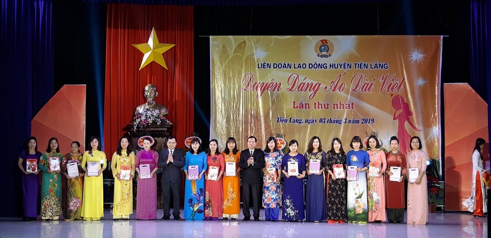 Ông Trần Đình Vịnh tặng quà các cán bộ công đoàn nhân ngày 8/3 - ảnh TK