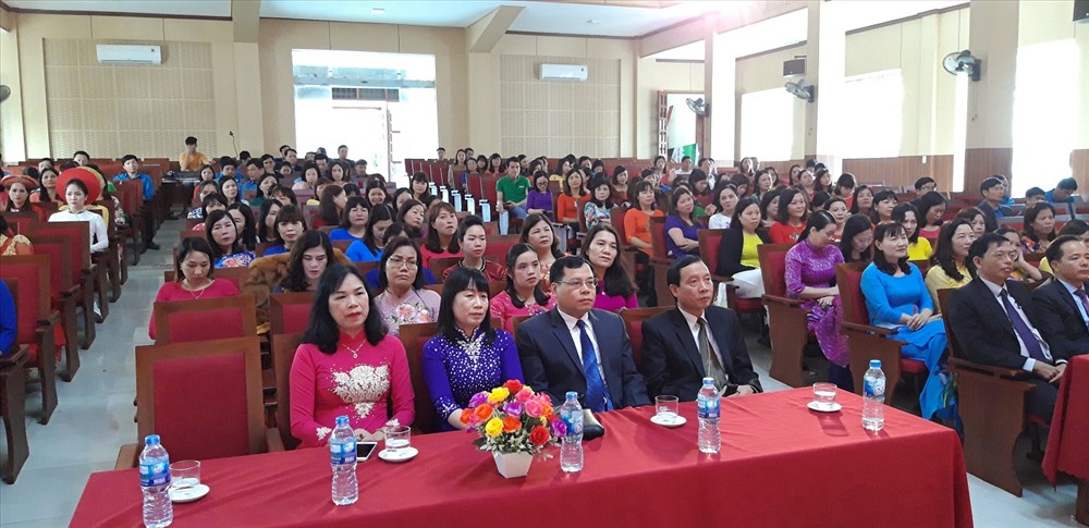 Đông đảo CNLĐ tham dự, cổ cũ chương trình Duyên dáng áo dài Việt do LĐLĐ huyện Tiên Lãng tổ chức - ảnh Trần Khanh