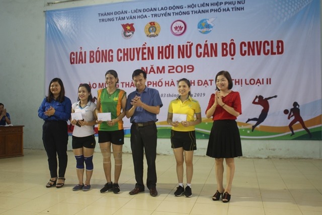 Trao thưởng cho 3 cầu thủ hay nhất Giải