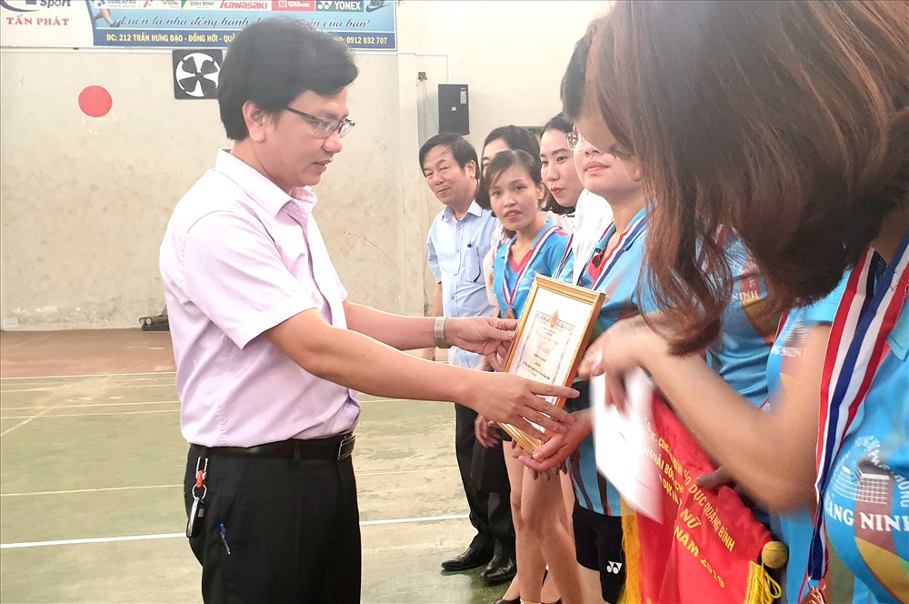 Ông Nguyễn Tất Thiện - Chủ tịch CĐ ngành GDĐT trao thưởng cho đội đạt giải. Ảnh: Lê Phi Long