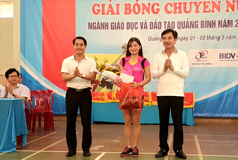Chủ tịch LĐLĐ Quảng Bình Nguyễn Lương Bình (bên phải) trao danh hiệu hoa khôi của giải. Ảnh: Lê Phi Long