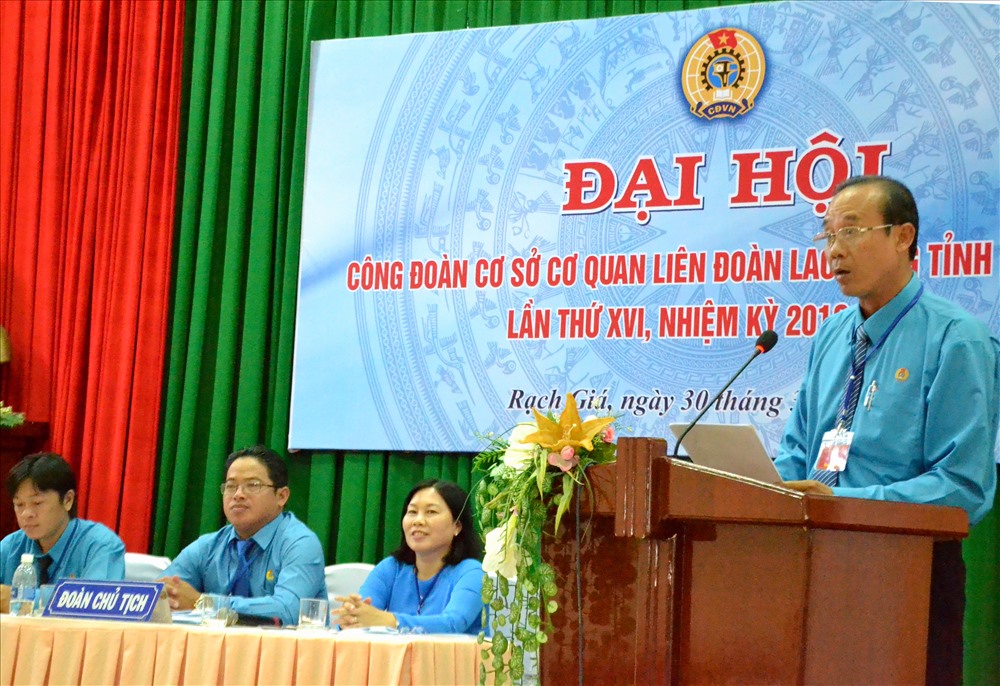 Phó Chủ tịch LĐLĐ Kiên Giang Nguyễn Minh Dũng phát biểu tại đại hội CĐCS cơ quan LĐLĐ Kiên Giang. Ảnh: Lục Tùng