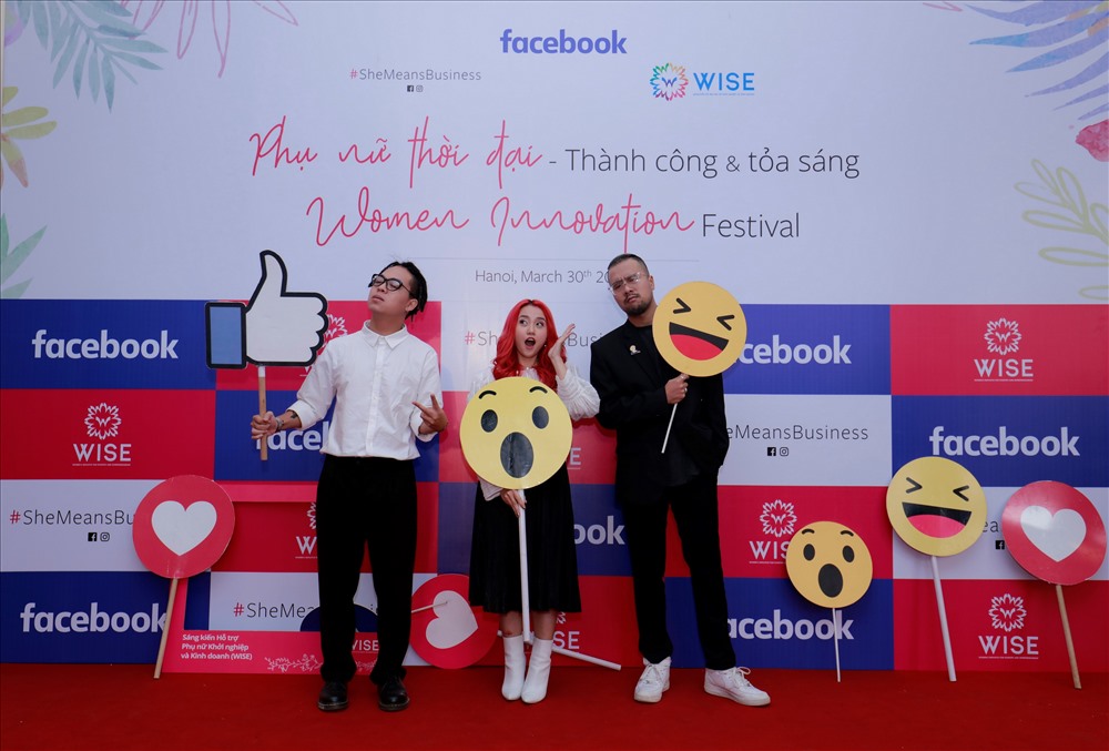 Lộn Xộn band tại sự kiện Ngày hội Phụ nữ thời đại.