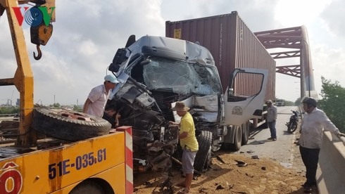 Xe cứu hộ đến hỗ trợ dọn dẹp hiện trường, giải tỏa giao thông cho người lưu thông. Ảnh: vov,vn.